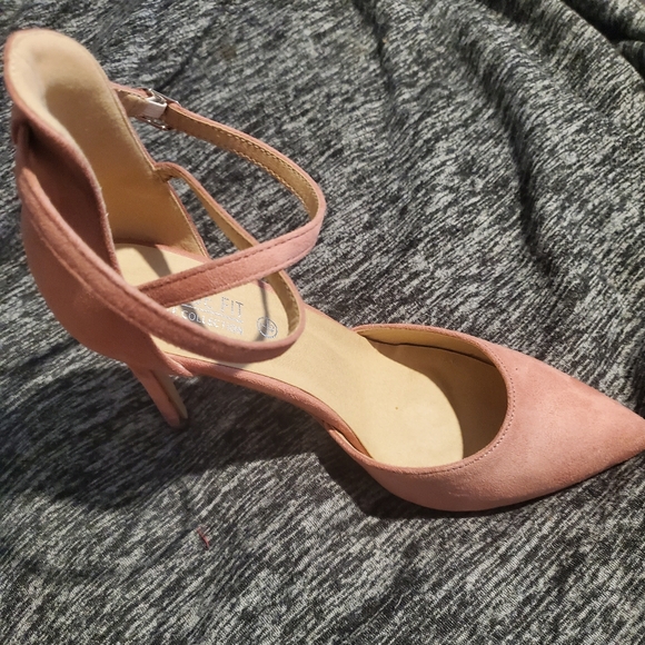 9 Wide Heels - Picture 2 of 2